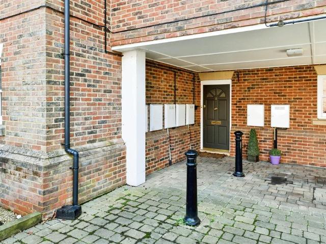 Flat for sale in Bearton, King's Walden