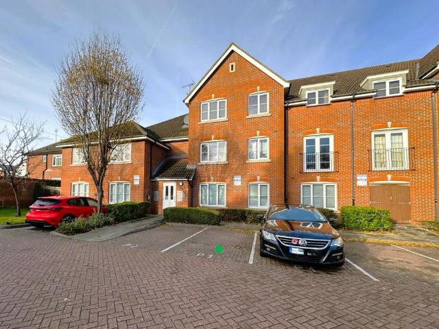 Flat for sale in Rainham, Parkwood