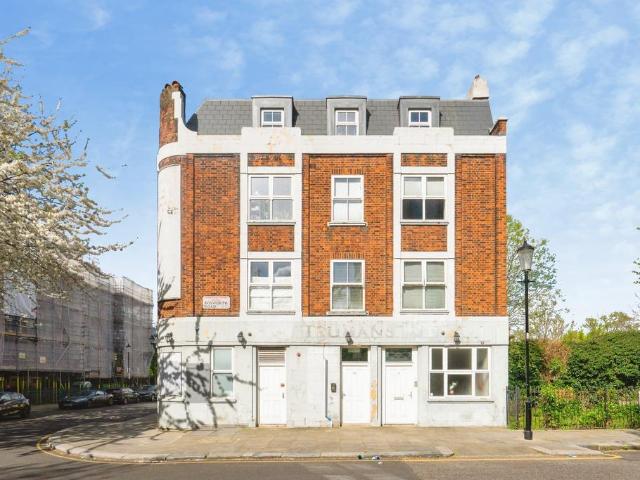 Flat for sale in North Kensington, Greater London