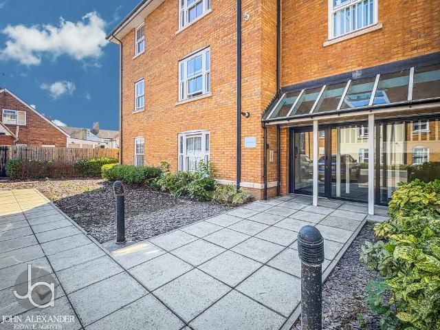 Flat for sale in Upper Dovercourt, Dale Hill