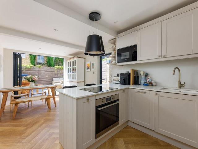 Flat for sale in Shepherd's Bush, Greater London