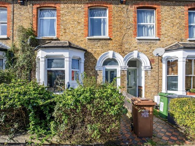 Flat for sale in London Borough of Lewisham, Ladywell