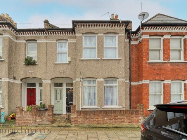 Flat for sale in Furzedown, Greater London