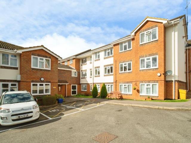 Flat for sale in Church Crookham, Hart
