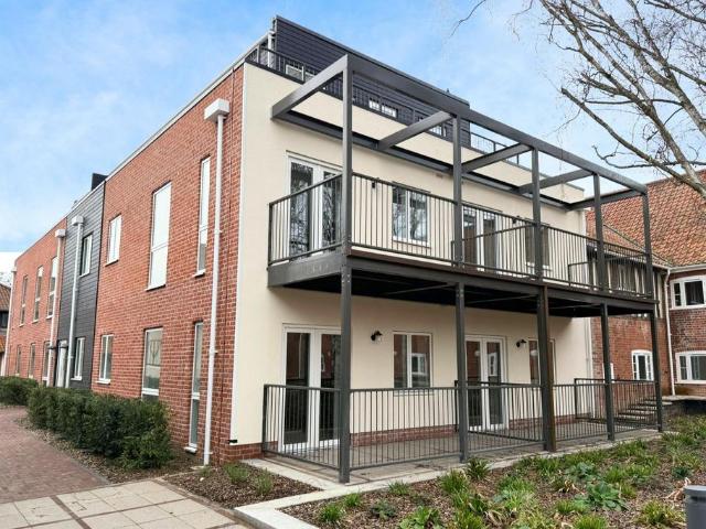 Flat for sale in Chelmondiston, Suffolk