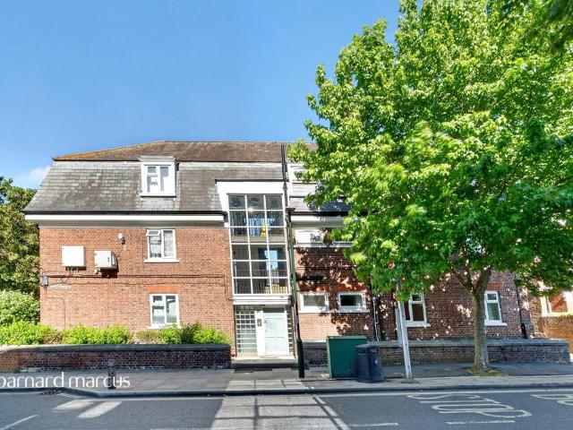 Flat for sale in Mortlake, Greater London