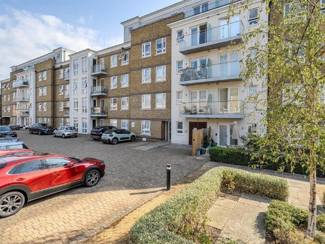 Flat for sale in Maidenhead