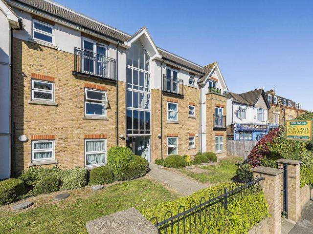 Flat for sale in Longlands, Greater London