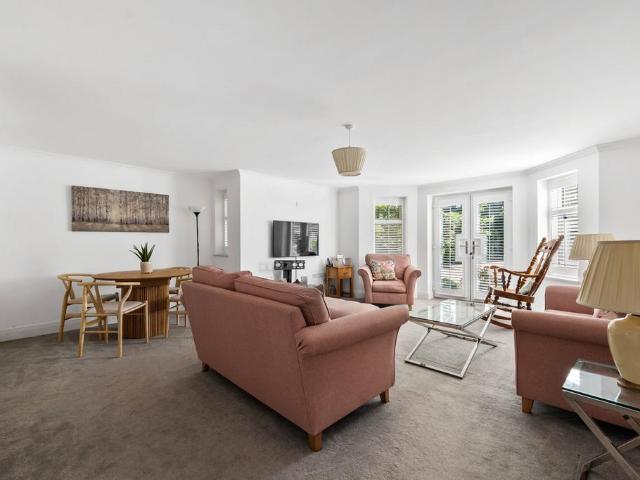 Flat for sale in Hillview, Surrey