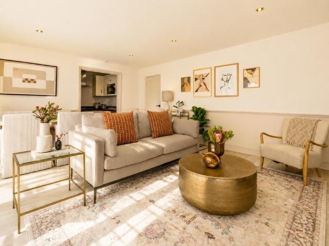 Flat for sale in Stockwell, Greater London