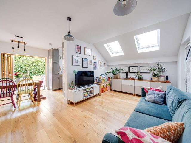 Flat for sale in Queen's Park, Greater London