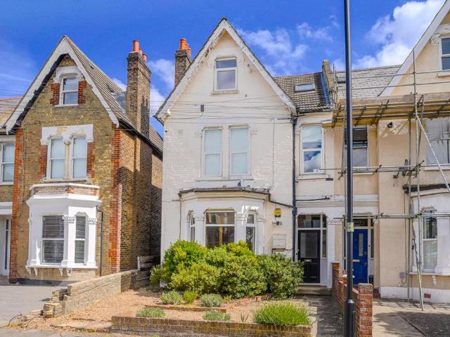 Flat for sale in Streatham, Greater London