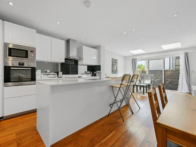 Flat for sale in London Borough of Ealing, Greater London