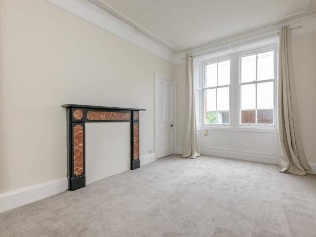 Flat for sale in Newhaven, Leith