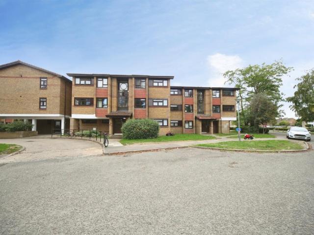 Flat for sale in Leagrave, Luton