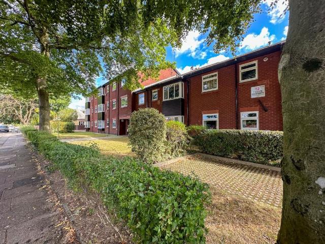 Flat for sale in Cheadle, Greater Manchester
