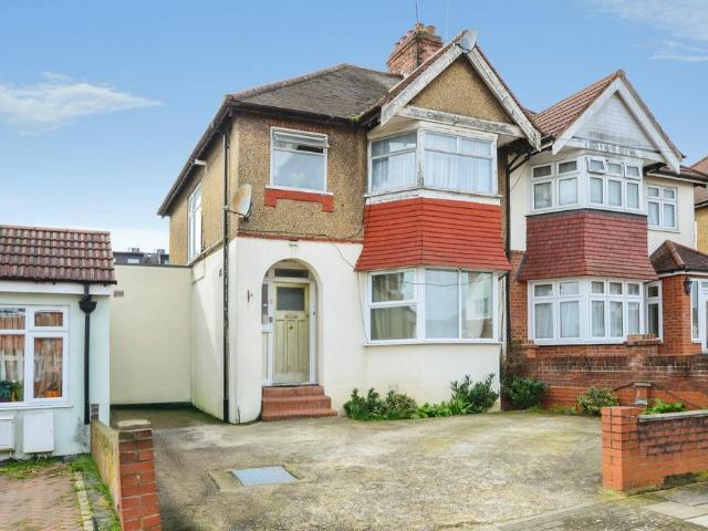 Flat for sale in South Stanmore, Greater London