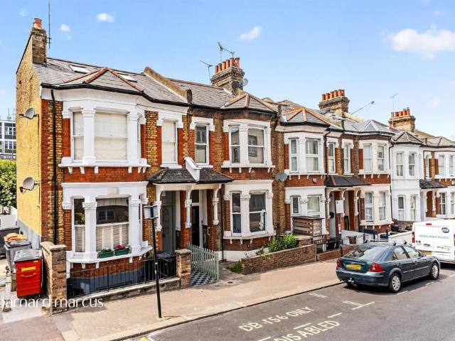 Flat for sale in Clapham Junction, Greater London