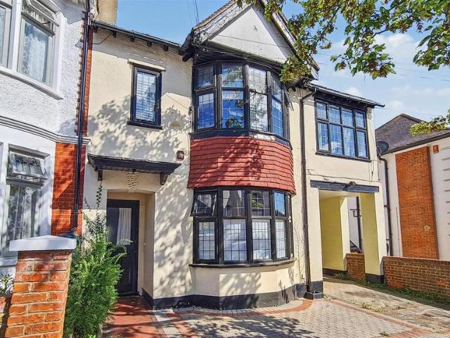 Flat for sale in Alton Barnes, Essex