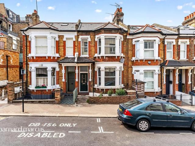 Flat for sale in Clapham Junction, Greater London