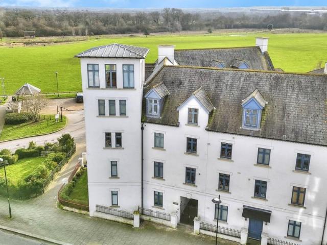 Flat for sale in Upton