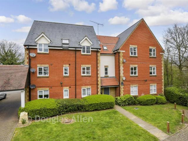 Flat for sale in Noak Bridge, Essex