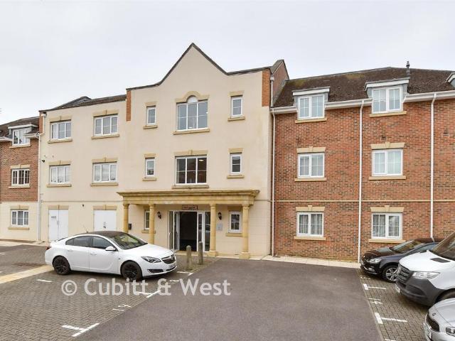 Flat for sale in Horsham, West Sussex