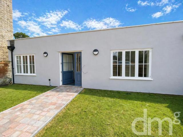 Flat for sale in Chipping Hill, Essex