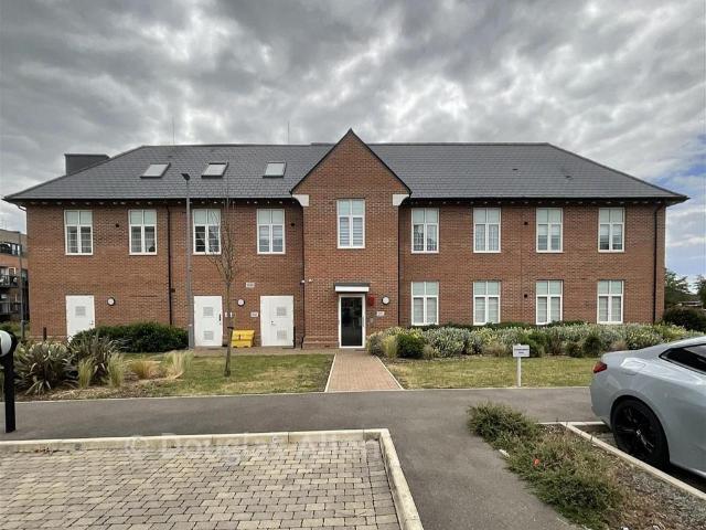 Flat for sale in Elm Park, Greater London