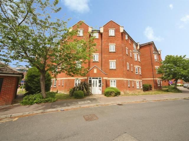 Flat for sale in Dunstable, Bedfordshire