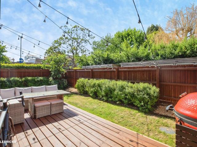 Flat for sale in Clapham, Greater London