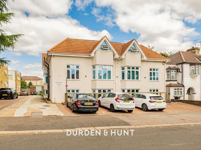 Flat for sale in South Woodford, Greater London