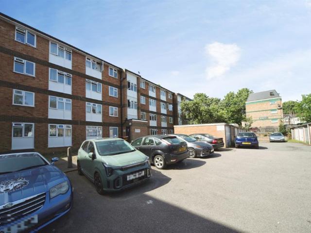 Flat for sale in Spring Park, Luton