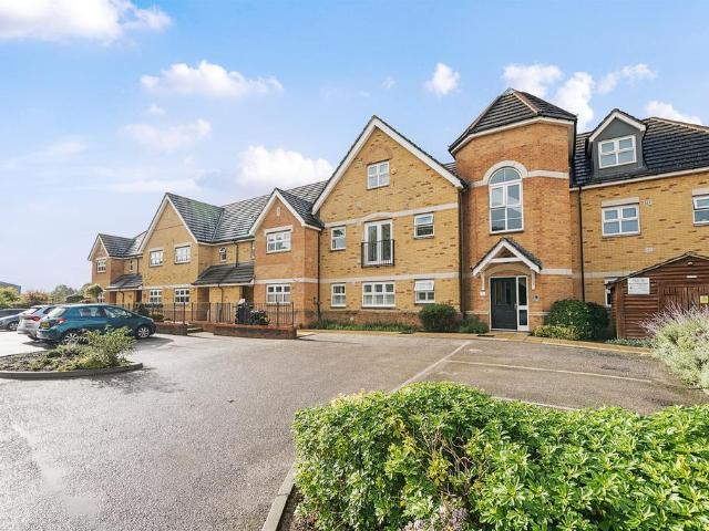Flat for sale in London Borough of Ealing, Hanwell