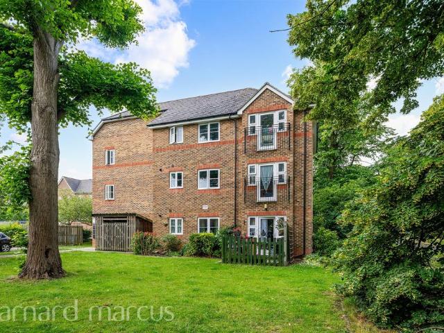 Flat for sale in Manor Park, Epsom