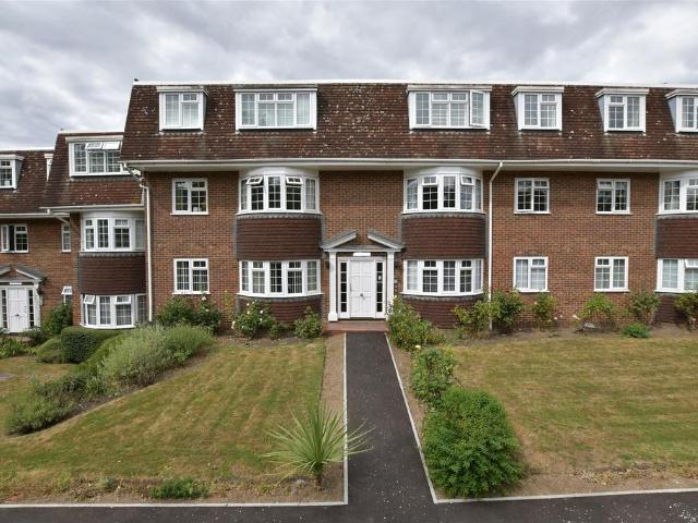 Flat for sale in Hornchurch, Greater London