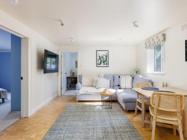 Flat for sale in Shepherd's Bush, Greater London