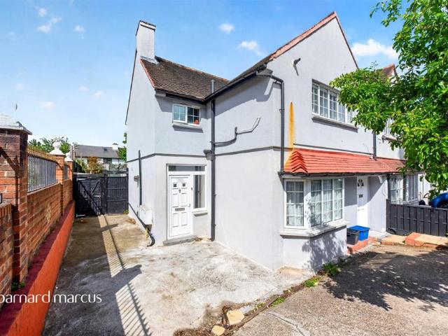 Flat for sale in North Sheen, Greater London