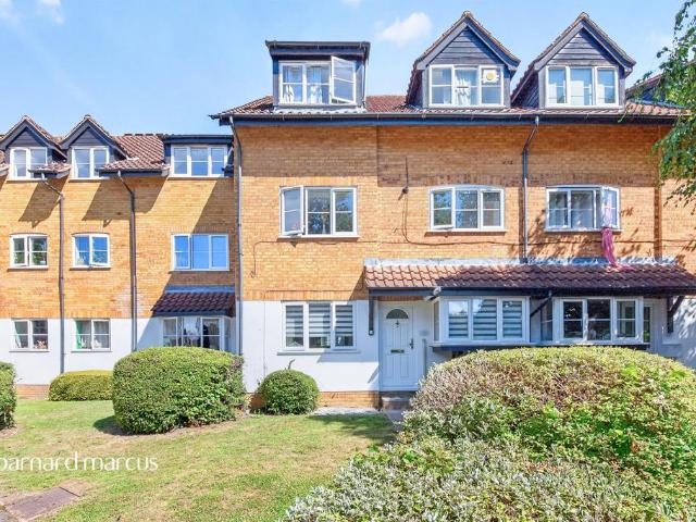 Flat for sale in New Barnet, Greater London