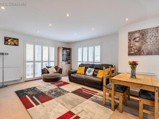 Flat for sale in Carshalton-on-the-Hill, Greater London