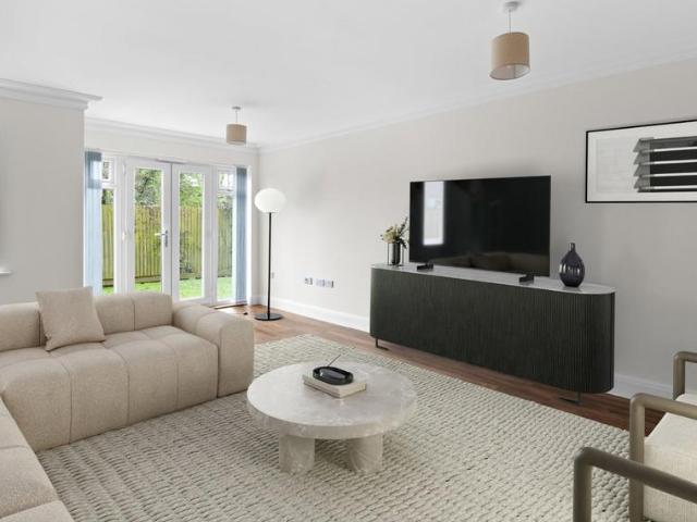 Flat for sale in Hillview, Surrey