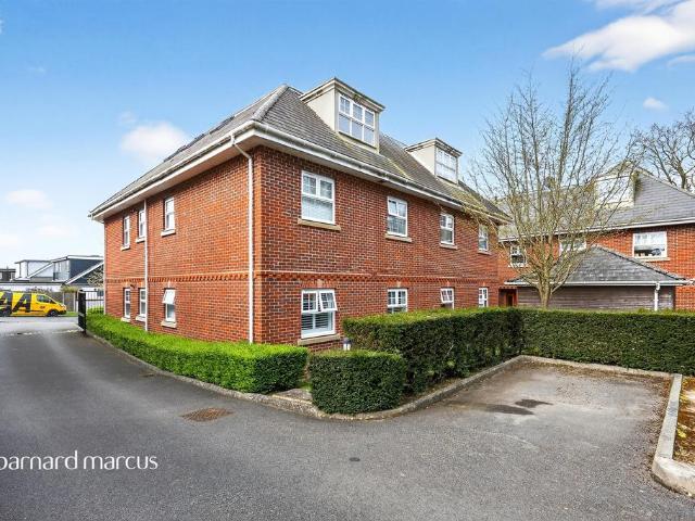 Flat for sale in Tattenham Corner, Red Hill