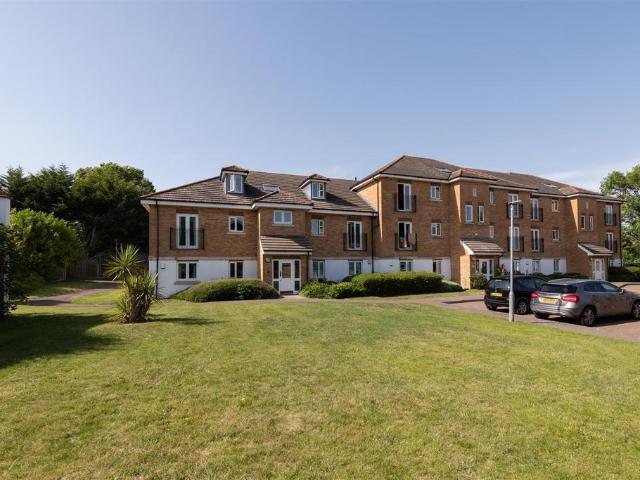 Flat for sale in Cockfosters, Greater London