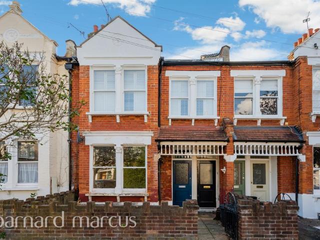 Flat for sale in Southfields, Greater London