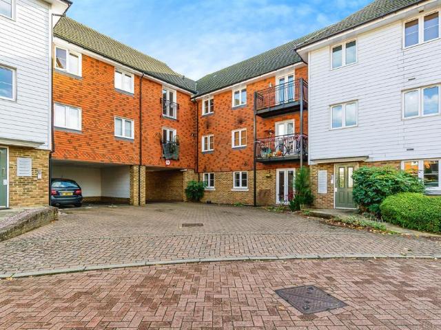 Flat for sale in The Butts, Kent