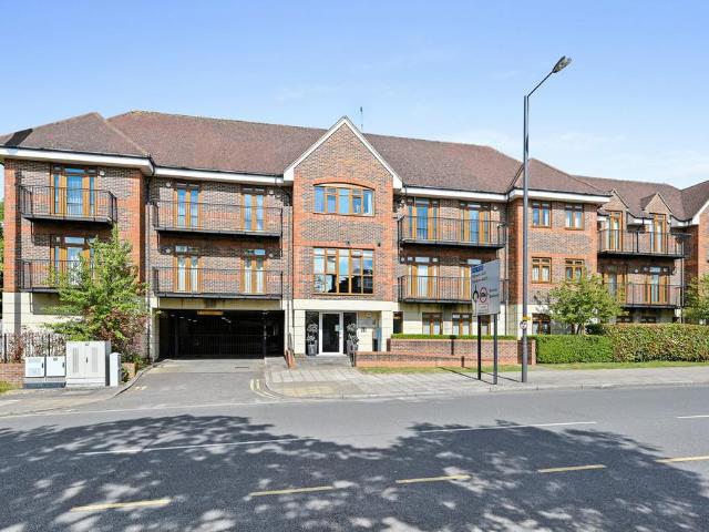 Flat for sale in Harrow Weald, Greater London