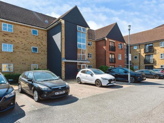Flat for sale in South Ockendon, Essex