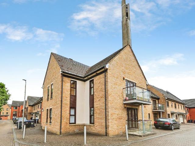Flat for sale in Northampton, Northamptonshire