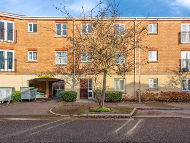 Flat for sale in Purfleet, Essex