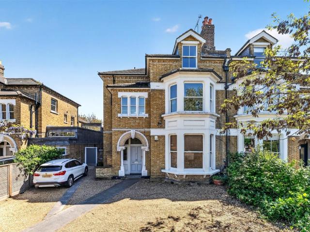 Flat for sale in Earlsfield, Greater London